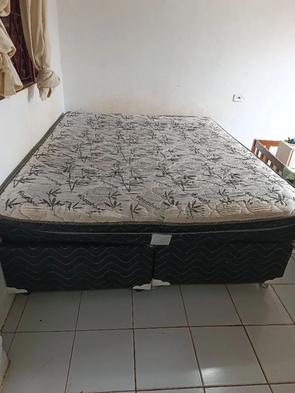 Cama Queen size com a base e o colchão. - Foto 2
