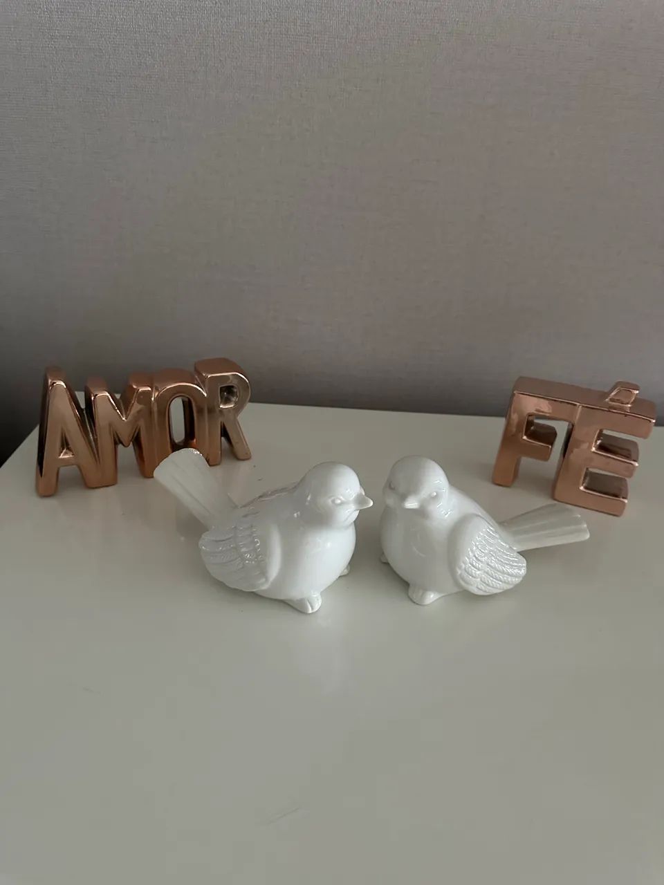 Decoração em louça- Fé 9x9 Pássaro 12x9 Amor 14x9cm