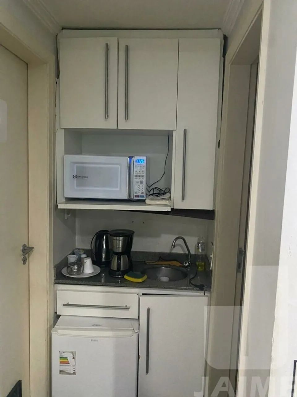 Conjunto amplo dividido em 4 salas, 1 copa e 2 banheiros, ótima localização, prédio com 2  - Foto 4