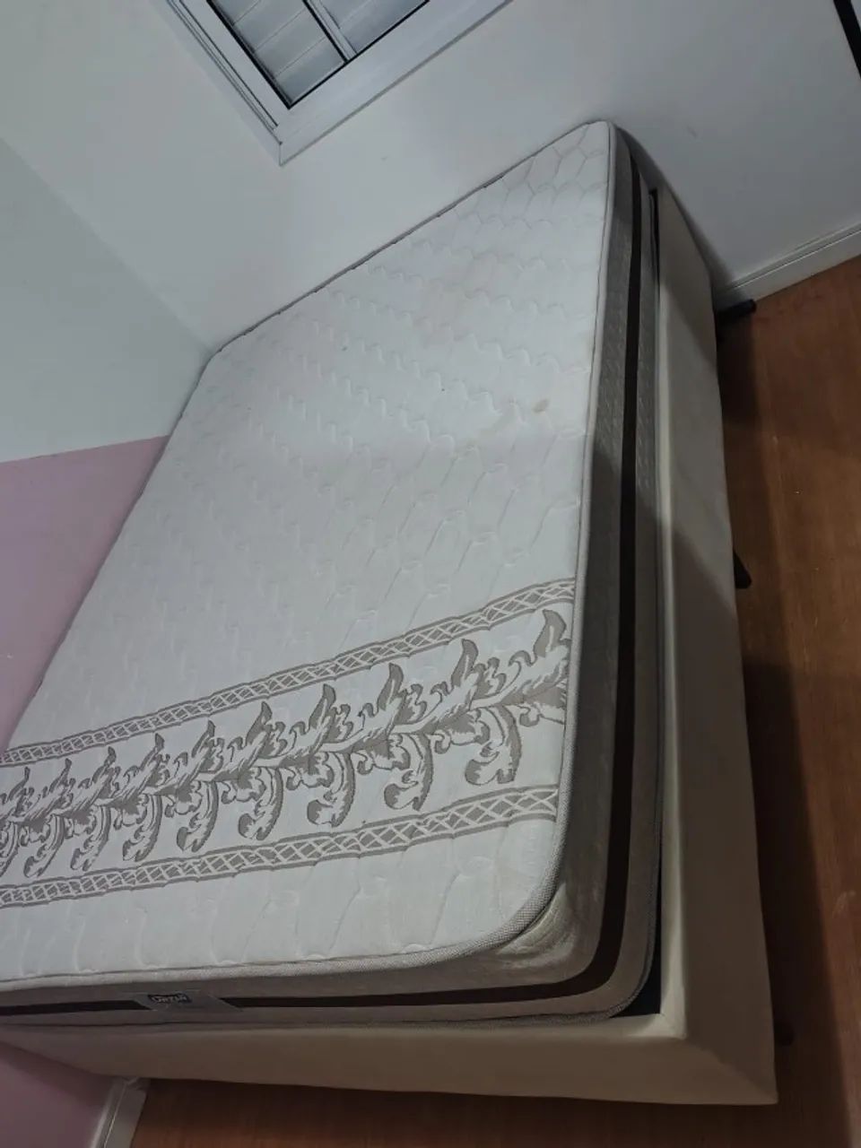 Cama box com colchão molas ensacadas e alta densidade. Três meses de uso