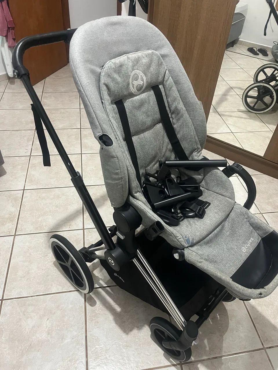 Carrinho e bebê conforto com suporte CYBEX 