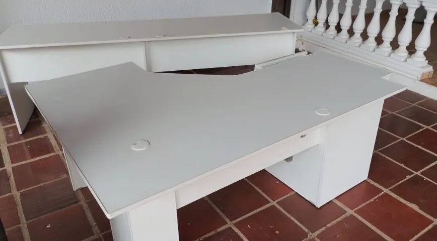 Mesa escritório canto para coluna na parede 
