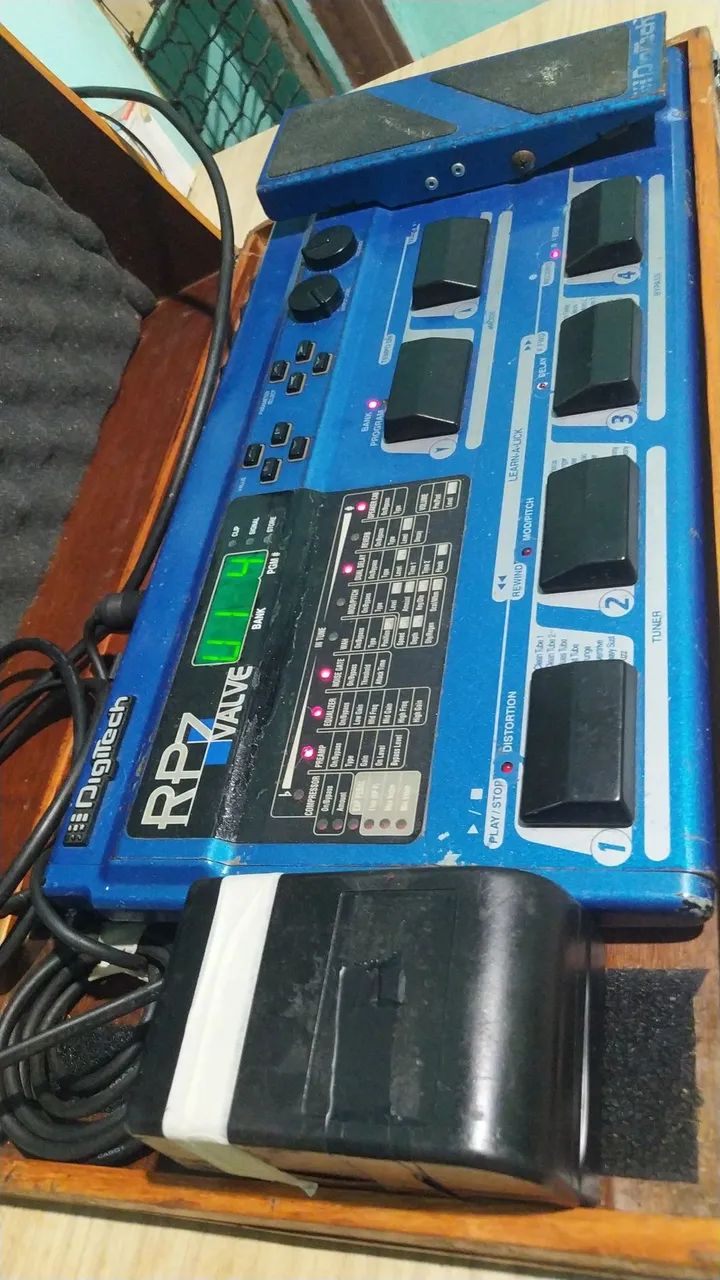 Pedaleira Digitech Rp7 valvulada com case - Foto 5