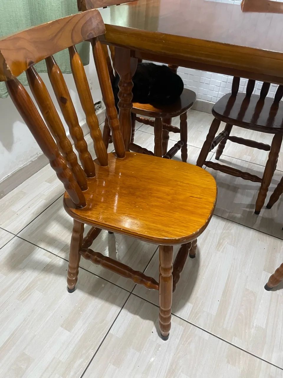 Mesa de madeira com 6 cadeiras  - Foto 3
