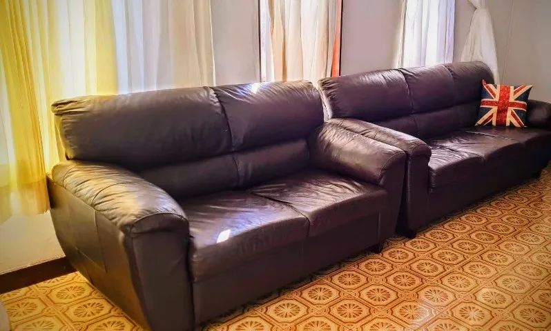 Sofá de couro legítimo 2 e 3 lugares - ótimo estado - Foto 3