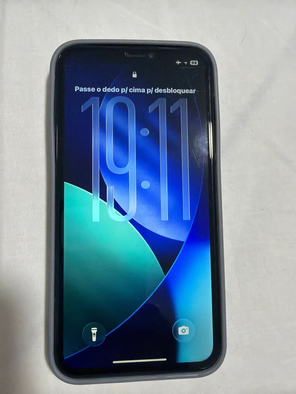 iPhone 11 com a carcaça do 17 pro 