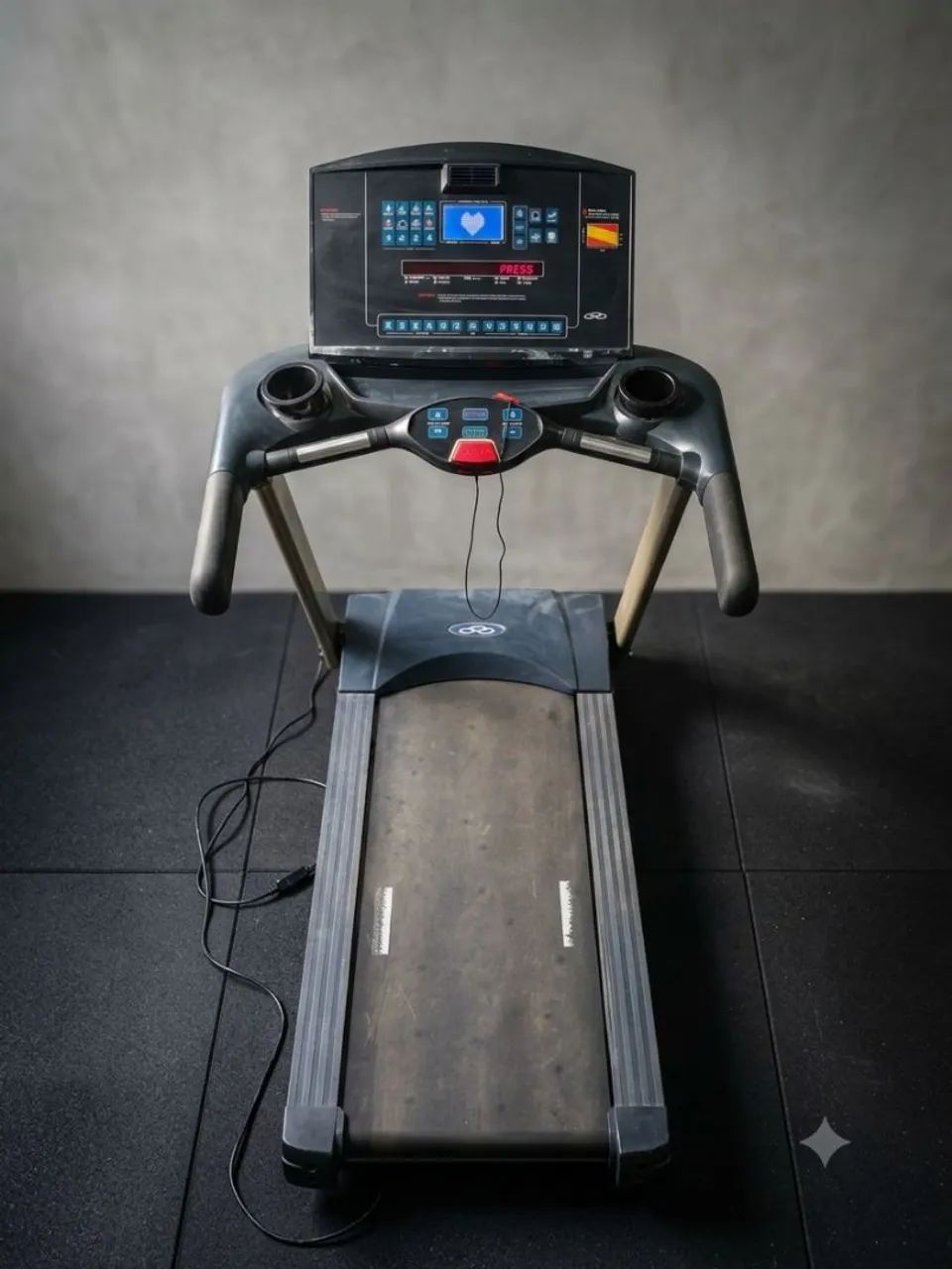 PARA VENDER RÁPIDO Esteira Profissional Olympikus TC40e - Estrutura Robusta OPORTUNIDADE!