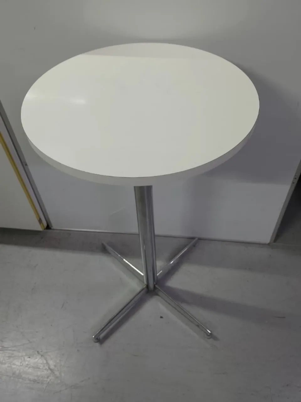 Bistrô alto Com Pé Cromado Para Área De Copa