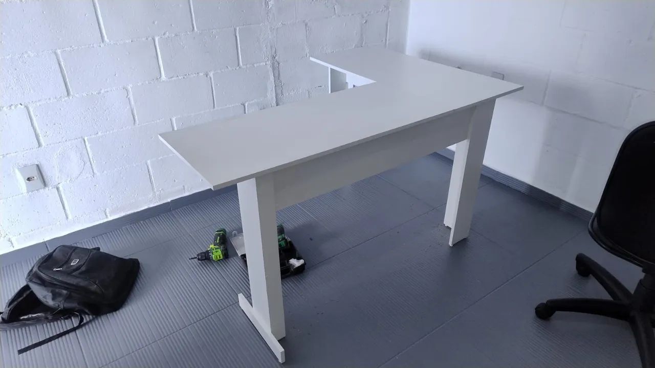 Mesa em L resistente 