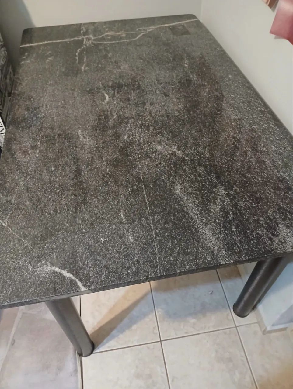Mesa de ferro com tampo de pedra 