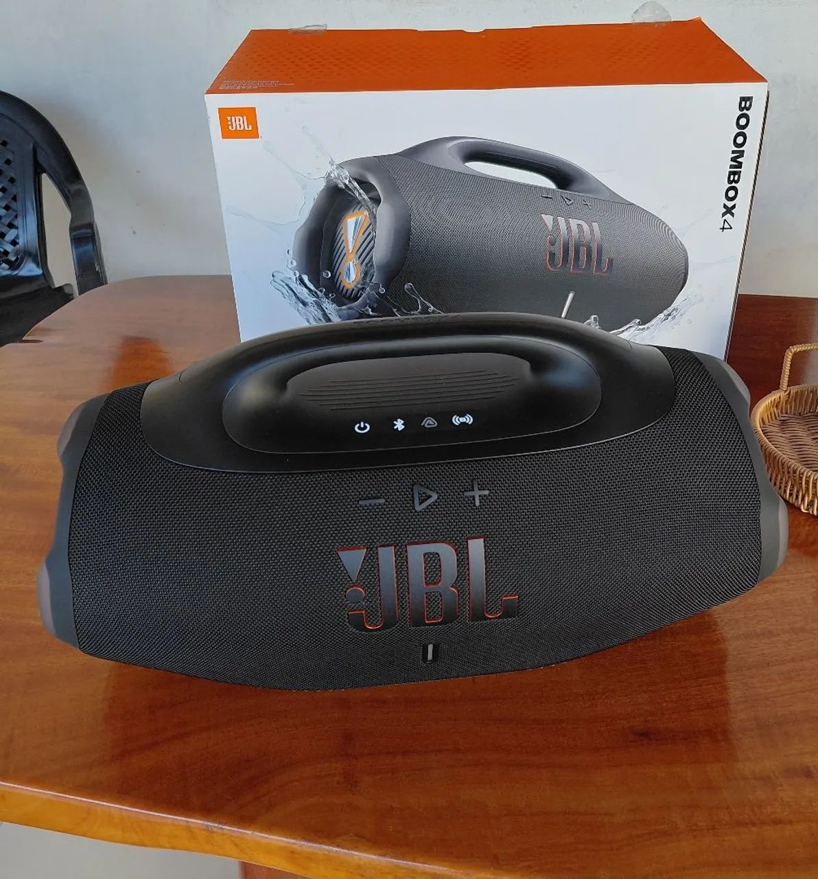 JBL boombox 4