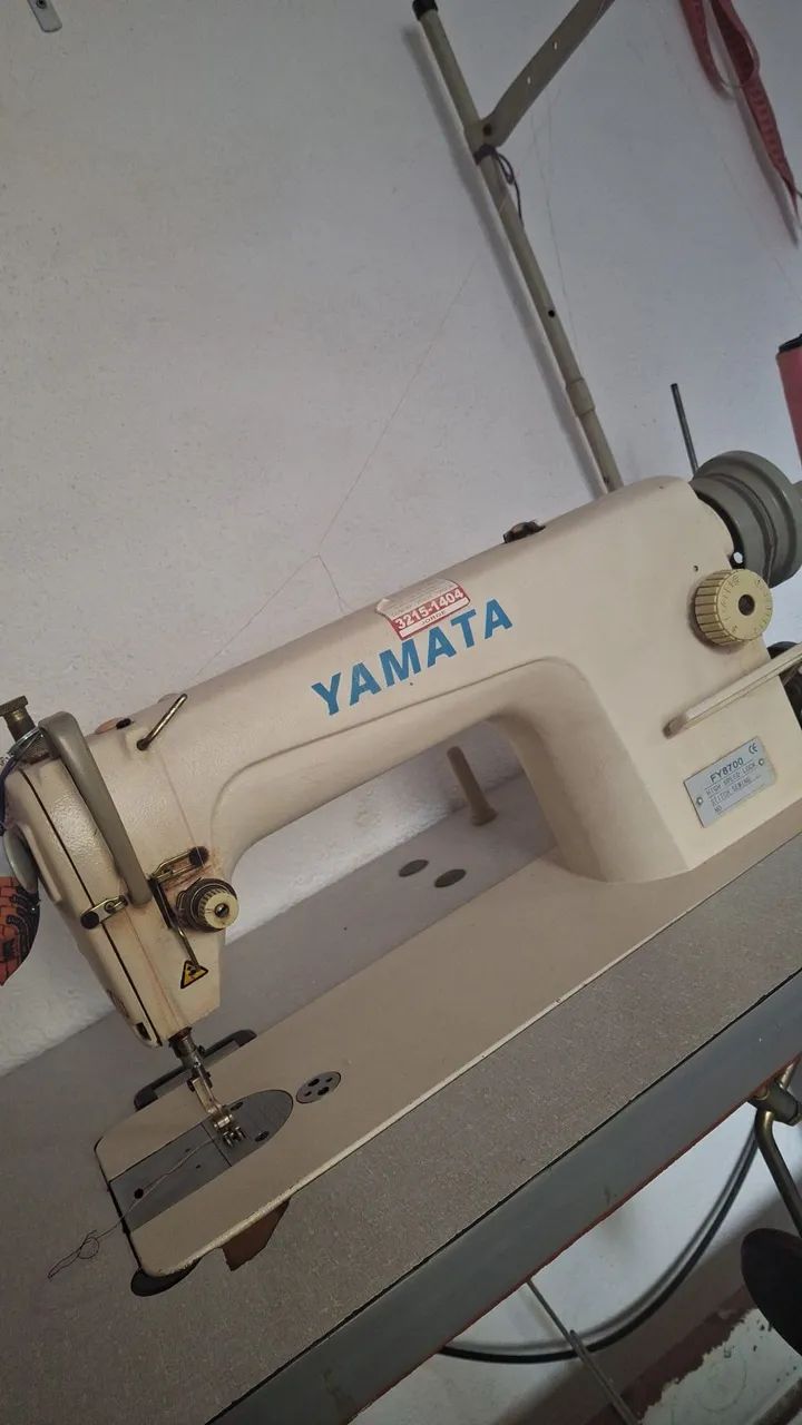 Vendo máquina de costura industrial, reta yamata semi nova e Overlock.