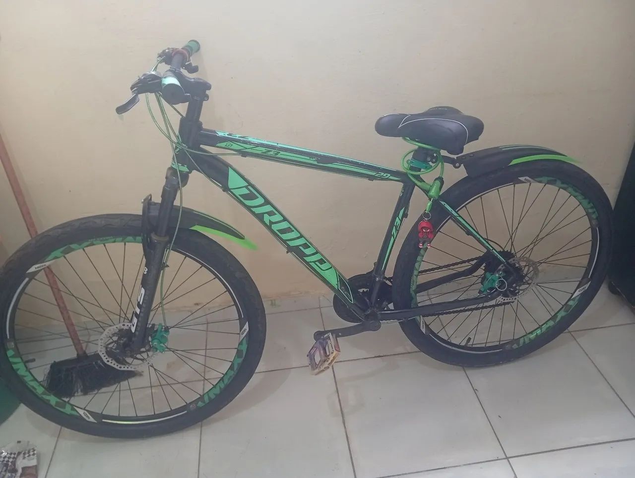 Bicicleta verde toda arrumada