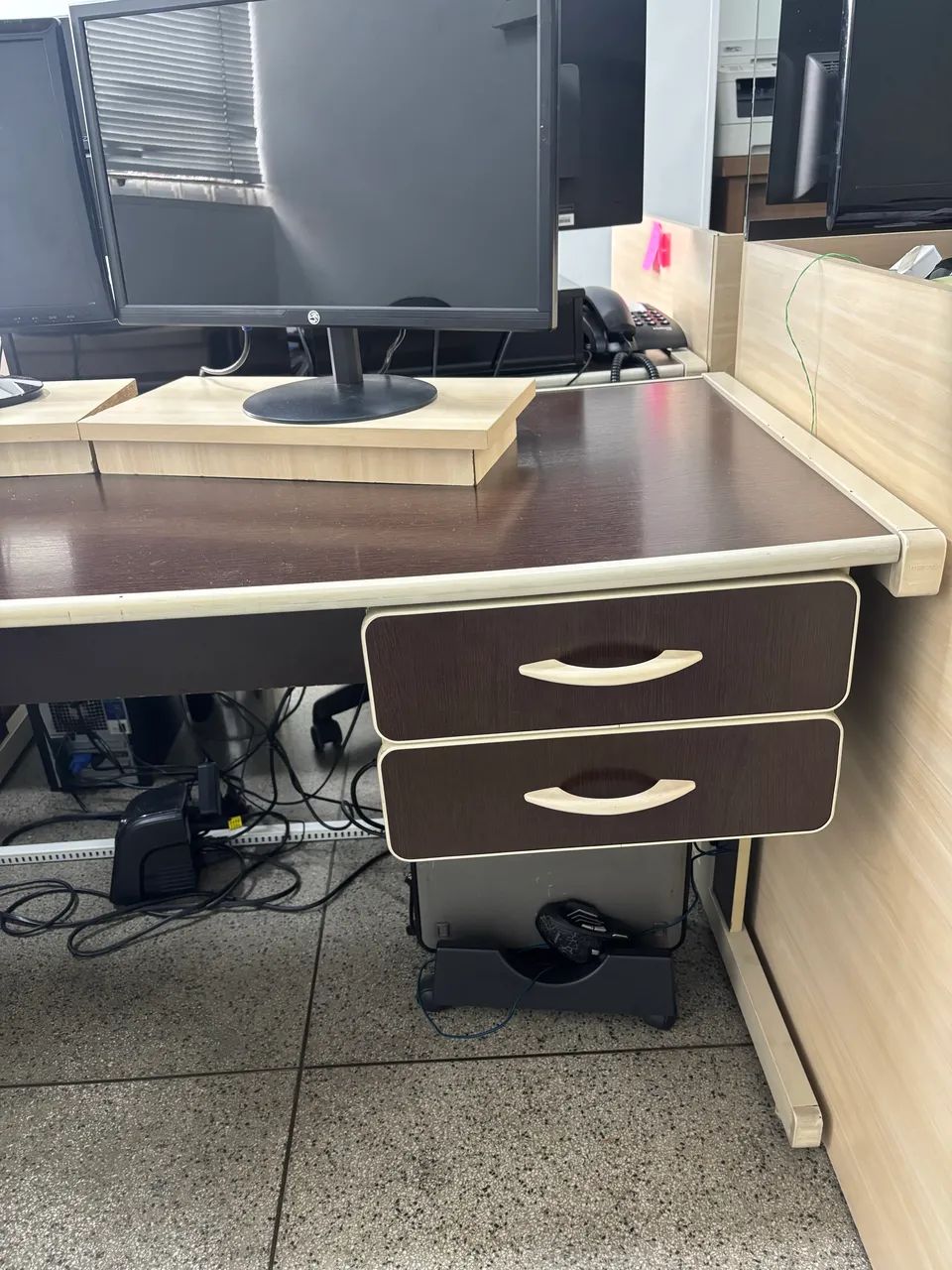 Mesa de escritório com gavetas - Foto 2