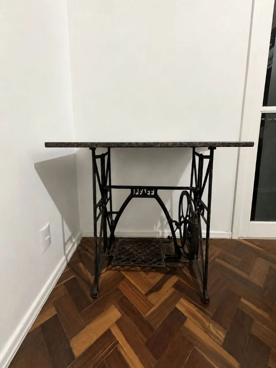 Mesa tipo aparador (pé de máquina com tampo granito)495438948026951681