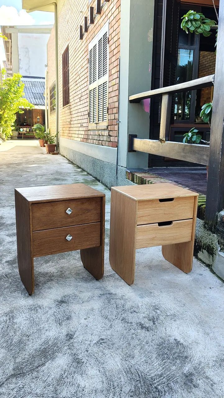 Mesa de cabeceira / criado mudo.