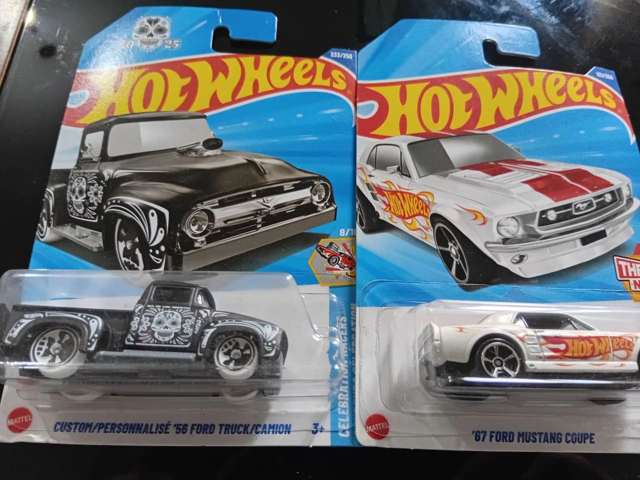 Dois hot wheels  