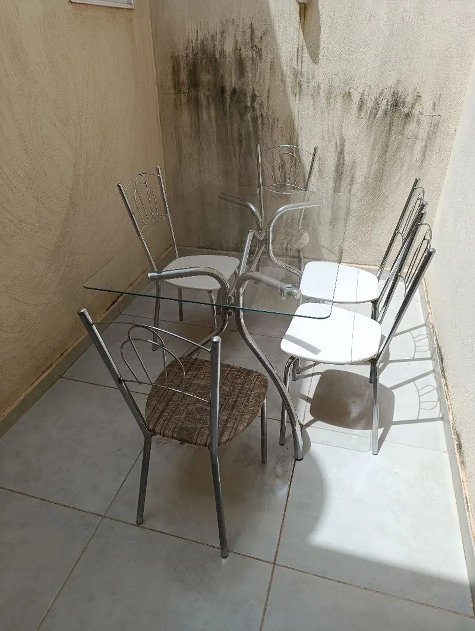 Mesa de vidro com cadeiras