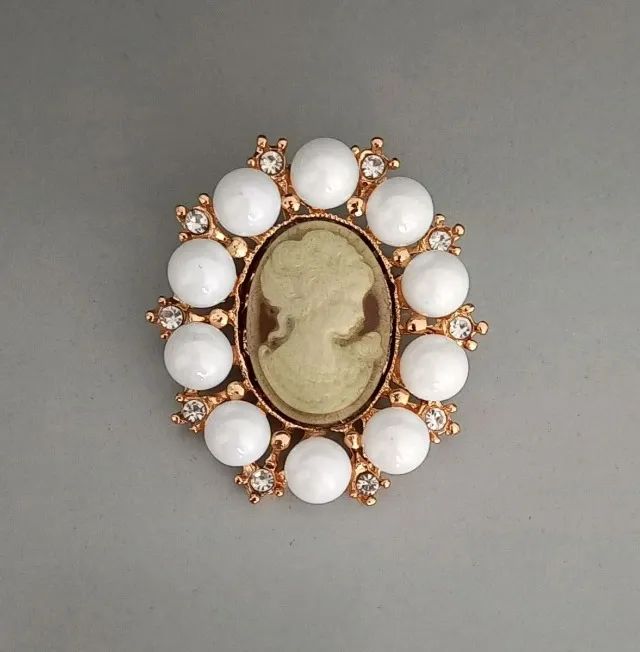 Broche de Camafeu Bege de Pérolas Brancas (novo)