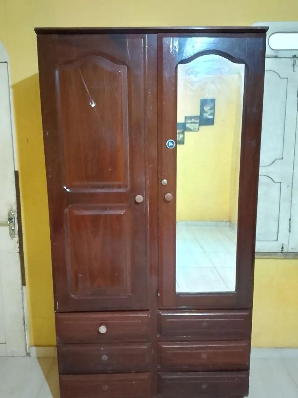Guarda roupa de madeira 