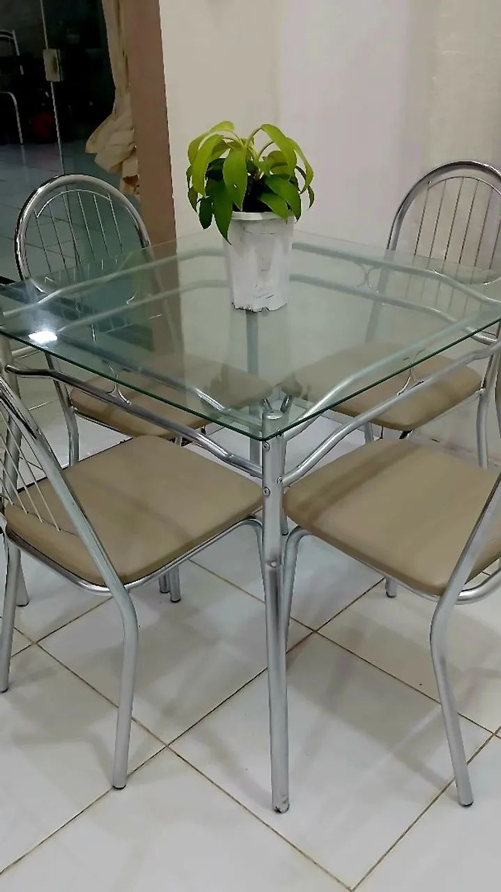 Mesa de Vidro com 4 Cadeiras  - Foto 3