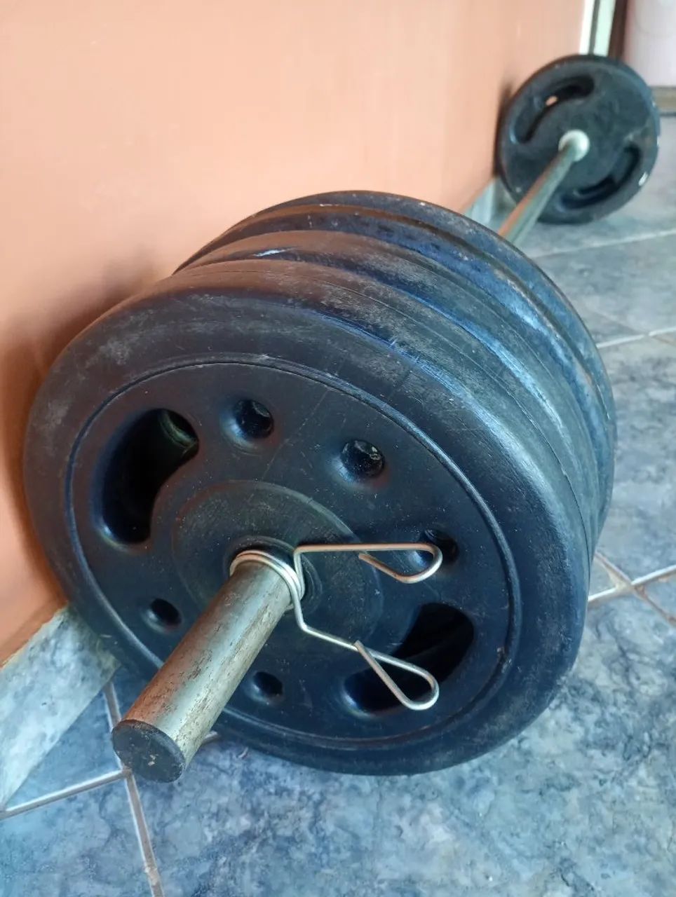 Barra e 60 kgs de anilhas 