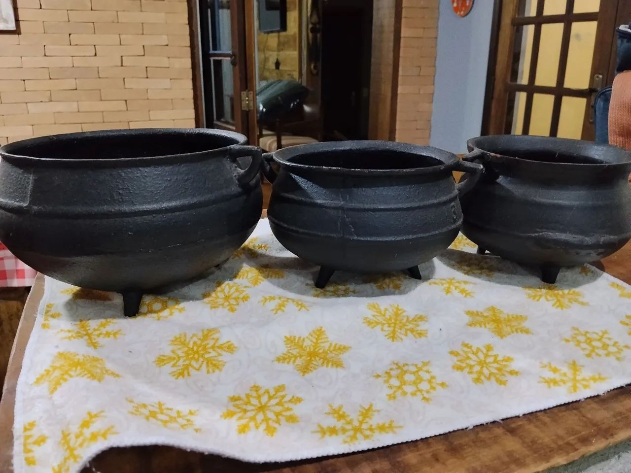 Conjunto de panelas, chaleira e ferro de passar roupa . Todos os itens são antigos.