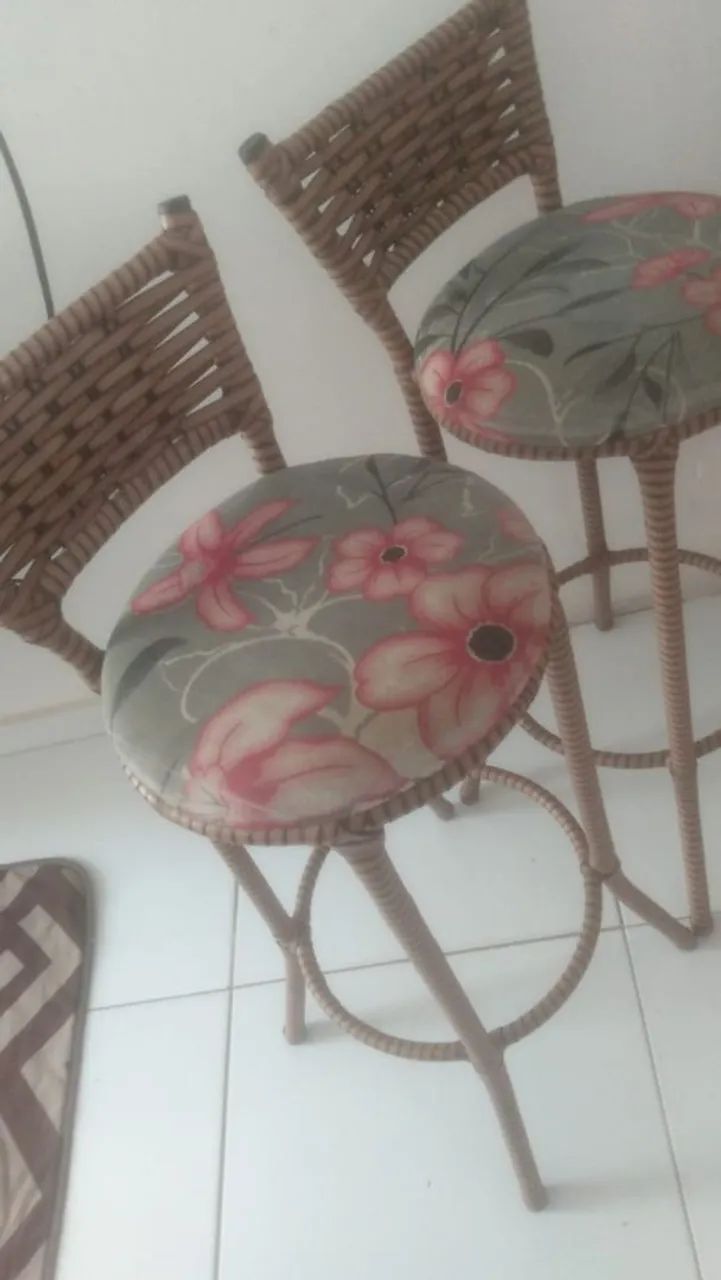 Vende-se cama Box solteiro e duas cadeiras altas  - Foto 2