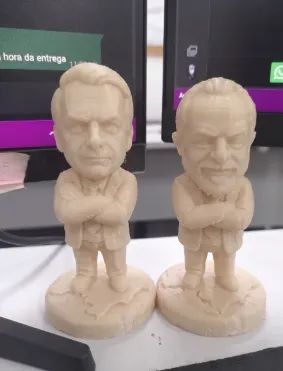 bonecos do Bolsonaro e Lula feitos na impressora 3D