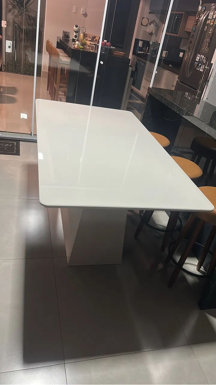 Mesa com tampo de vidro