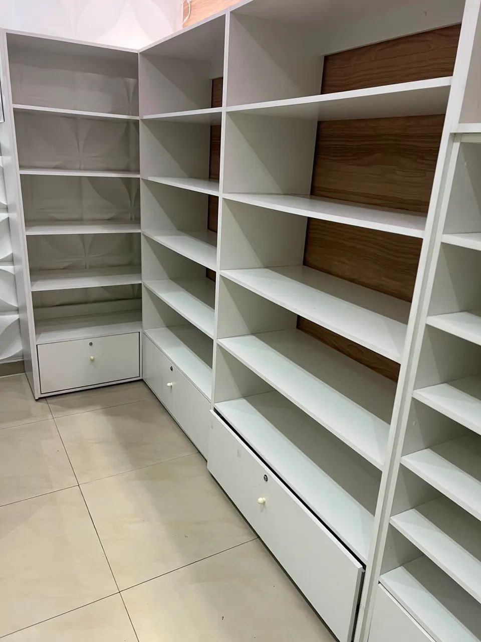 Balcão de Recepção / Atendimento MDF Ripado Amadeirado com Gaveteiro e Chave - Foto 3