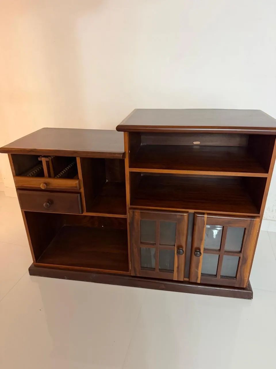 Vendo rack em madeira maciça em ótimo estado - Foto 2