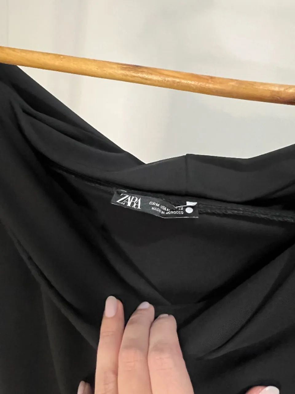 VESTIDO MIDI PRETO ZARA COM DECOTE OMBRO A OMBRO - CLÁSSICO E ATEMPORAL - Foto 3