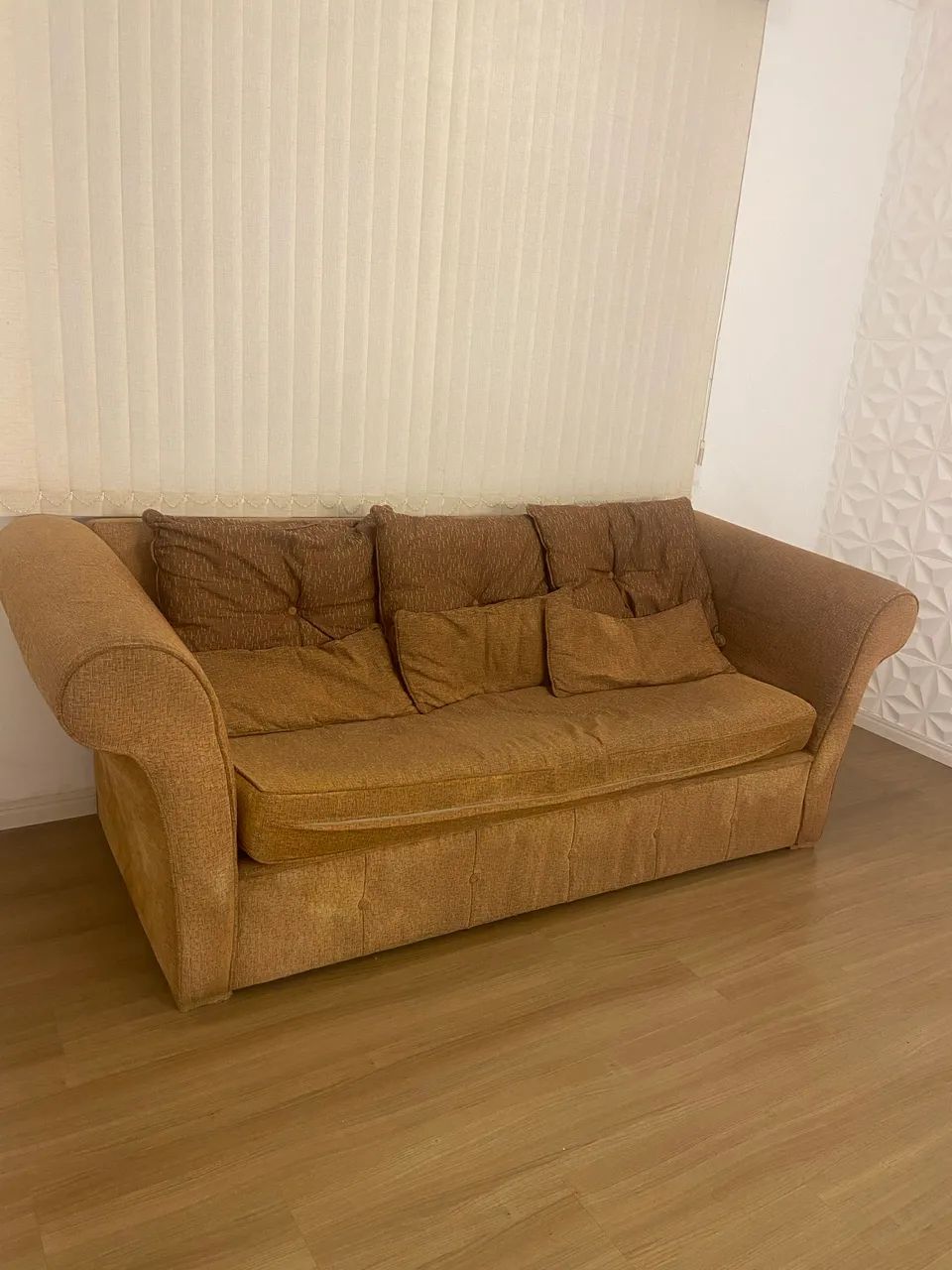 Vendo sofá clássico 3 lugares 