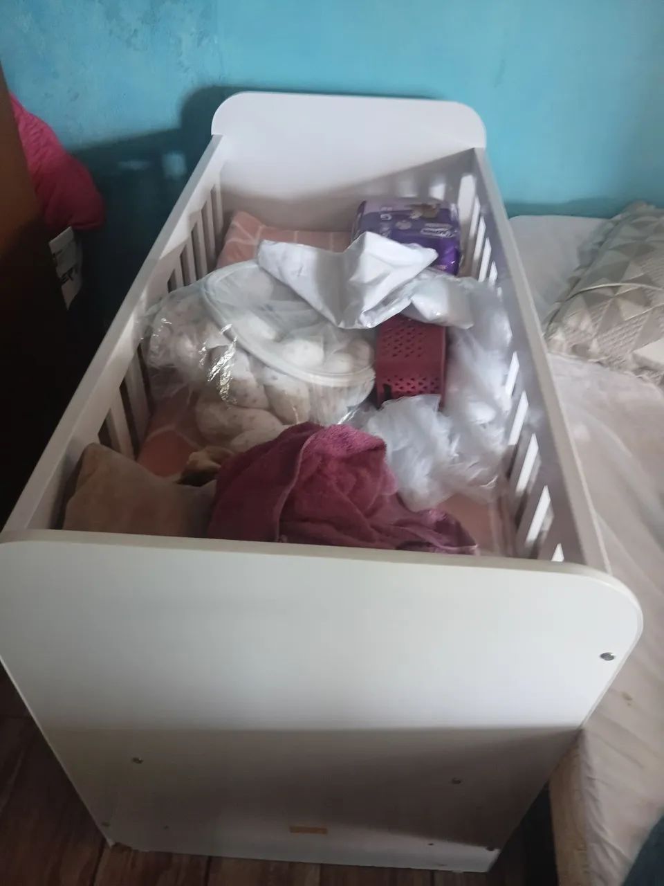 VENDENDO BENÇO E NINHO E COMODA E FOGÃO SEMI NOVO . 
