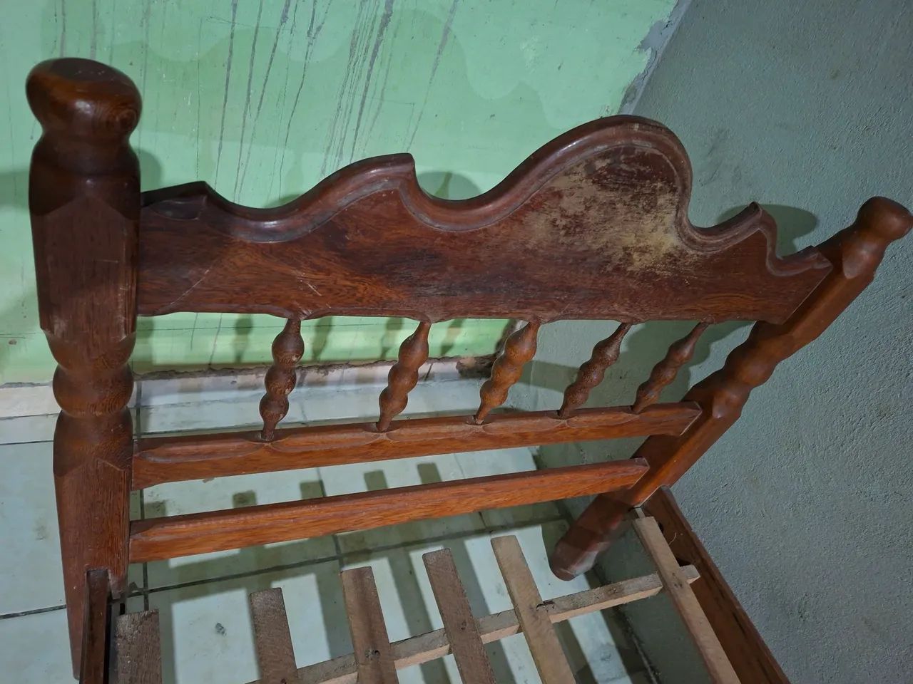 Vendo cama de solteiro madeira de Lei - Foto 4