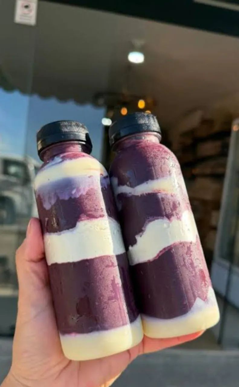 Vendedora açaí na garrafa 