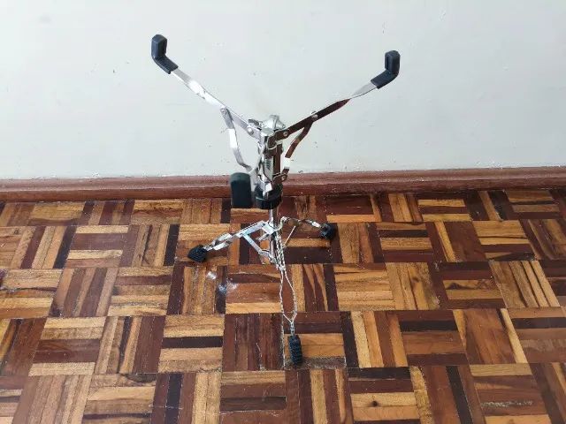 Estante de Caixa Cromada com Pés Duplos
