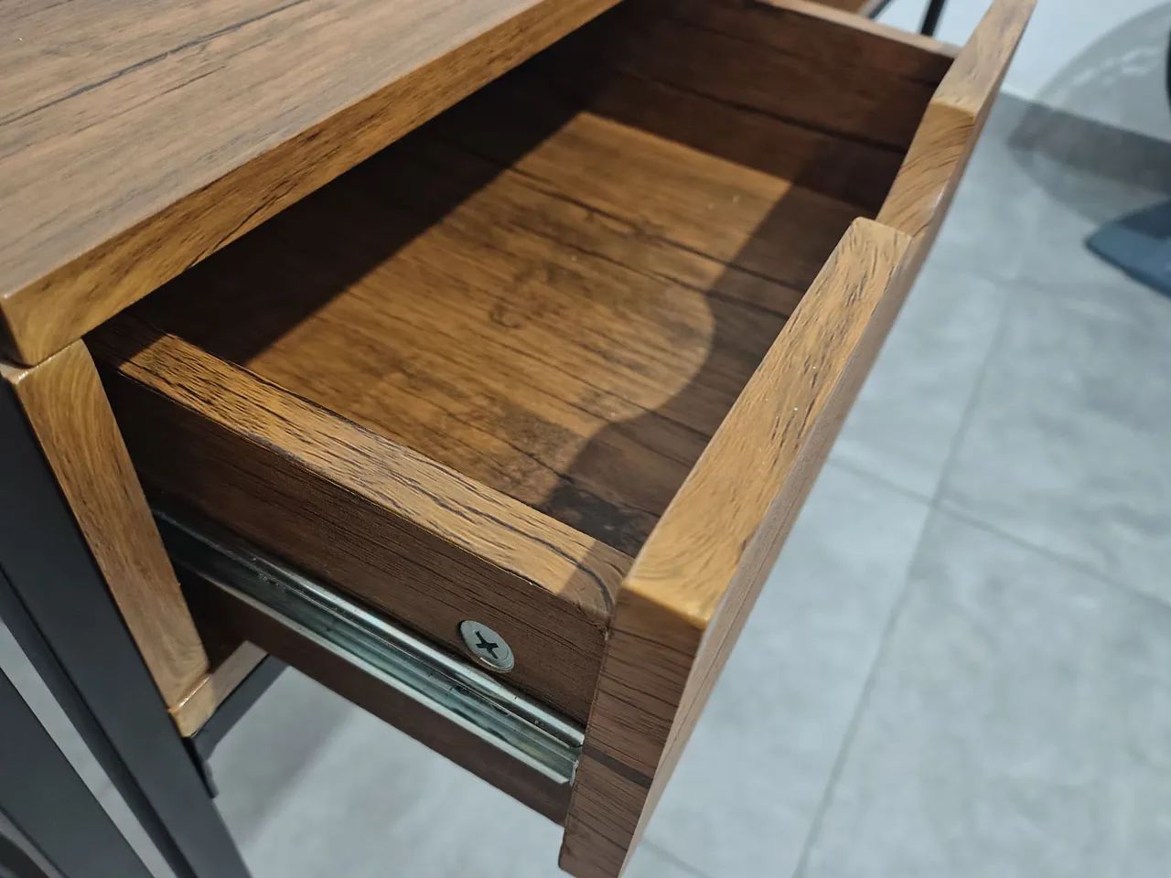 Mesa Escrivaninha Estilo Industrial com 2 Gavetas e Nicho - Foto 3