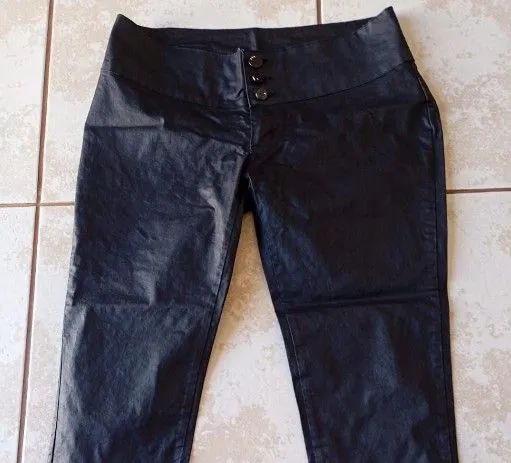 Calça  preta de couro fake feminina tamanho 46