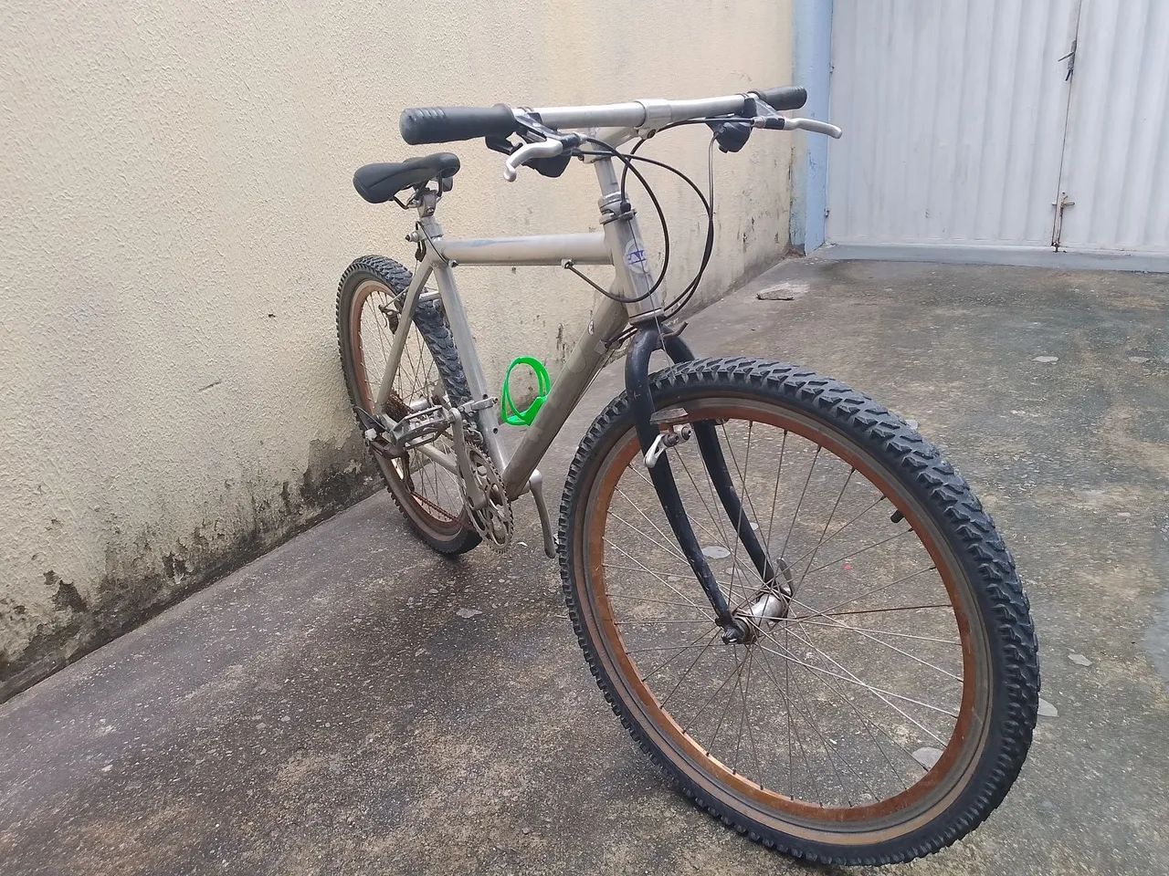 Bicicleta toda em alumínio muito bem conservada