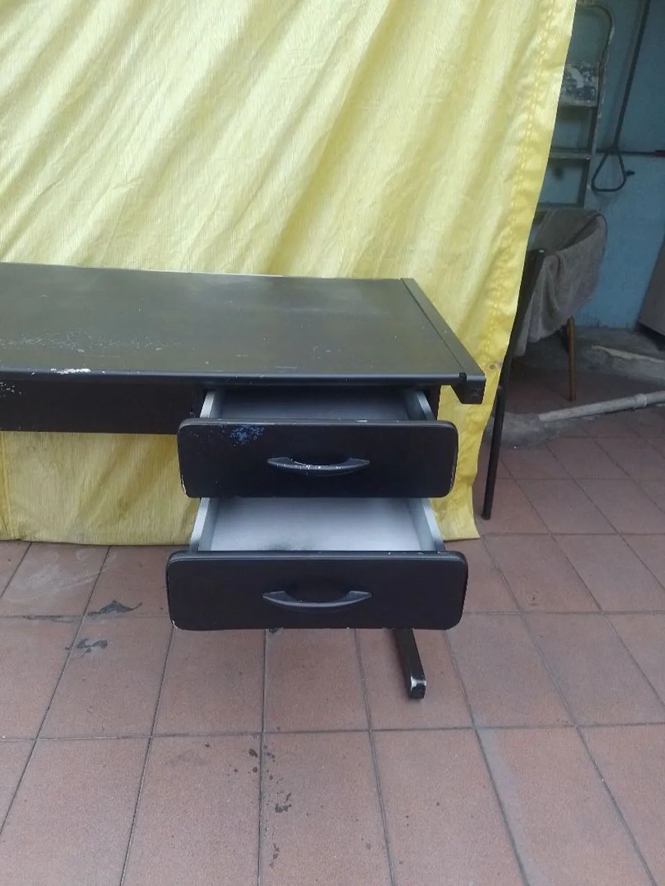 Mesa de escritório com gavetas  - Foto 3
