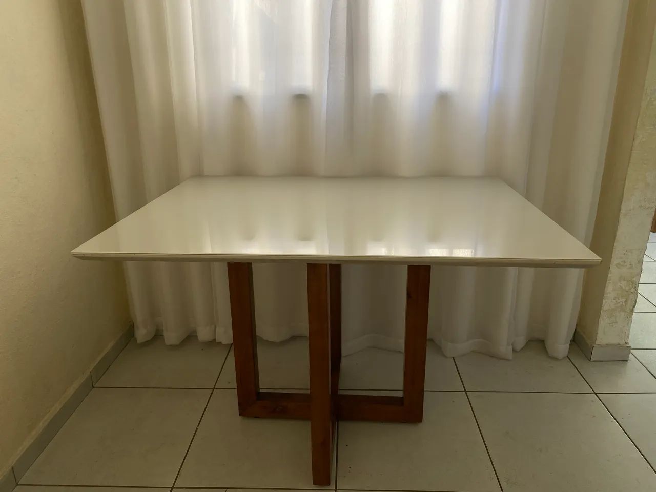 Mesa de Vidro com pés de Madeira