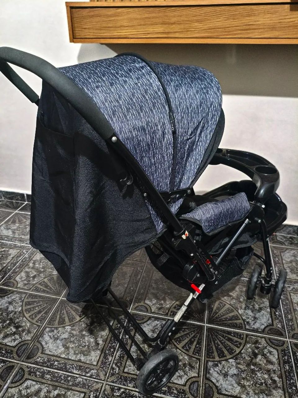 Carrinho de bebê Cosco reverse com bebê conforto  - Foto 3
