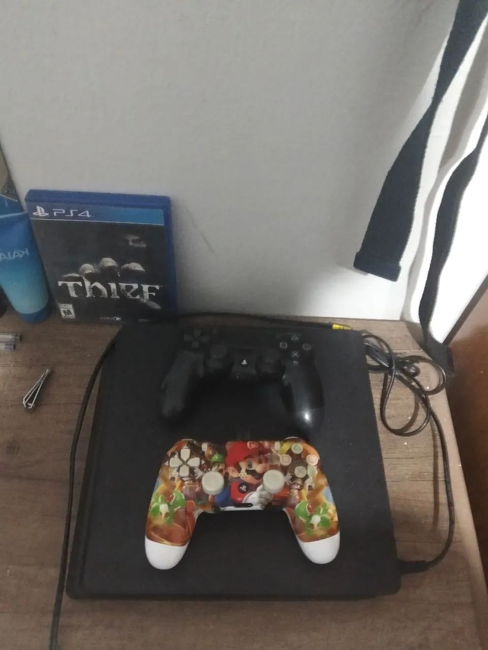 PS4 slim + 2 controles 
