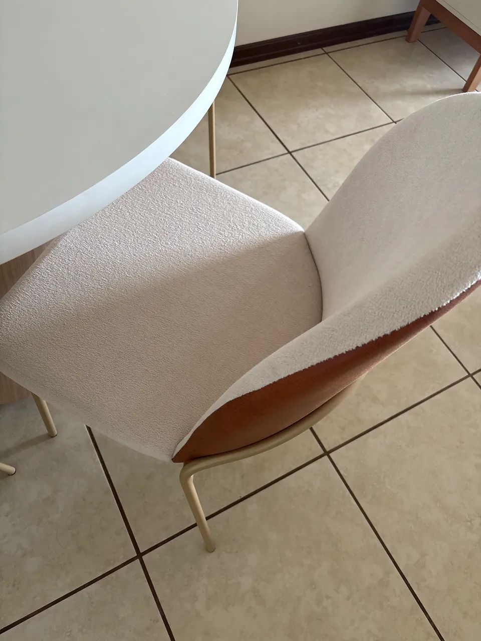 Mesa moderna com 4 cadeiras  - Foto 3