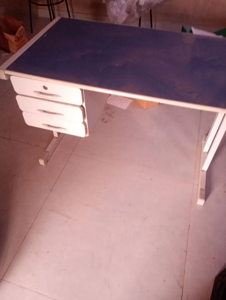 Mesa para escritório com a cadeira 