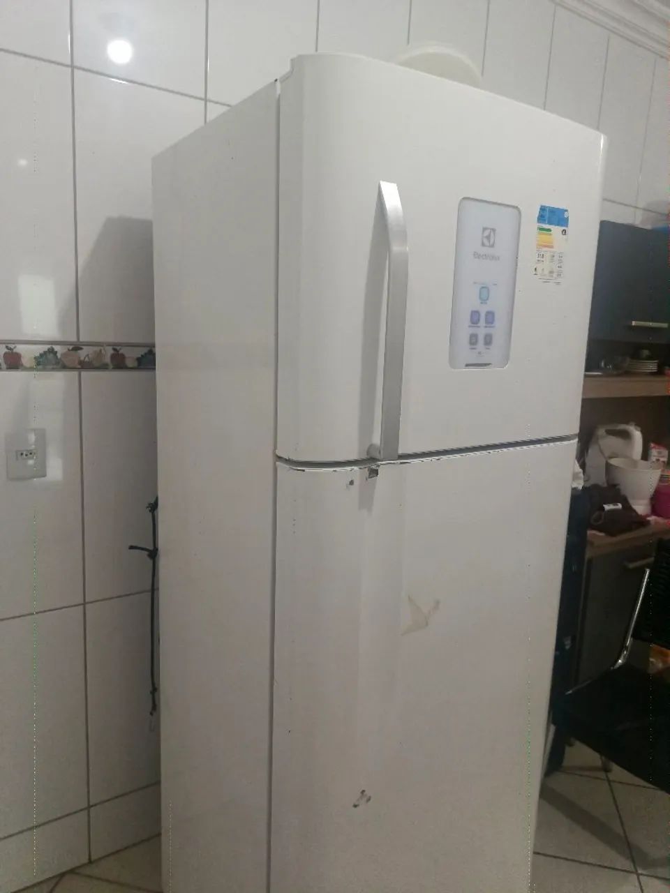 Vende-se geladeira Eletrolux.
