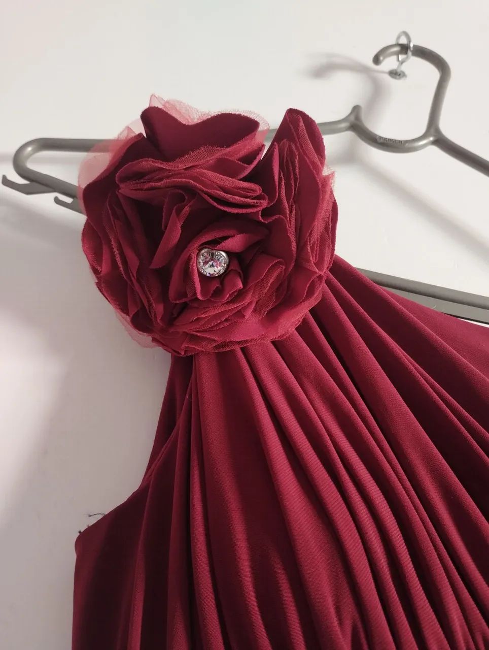Vestido de festa Bordô de um ombro só, com broche e echarpe  - Foto 5