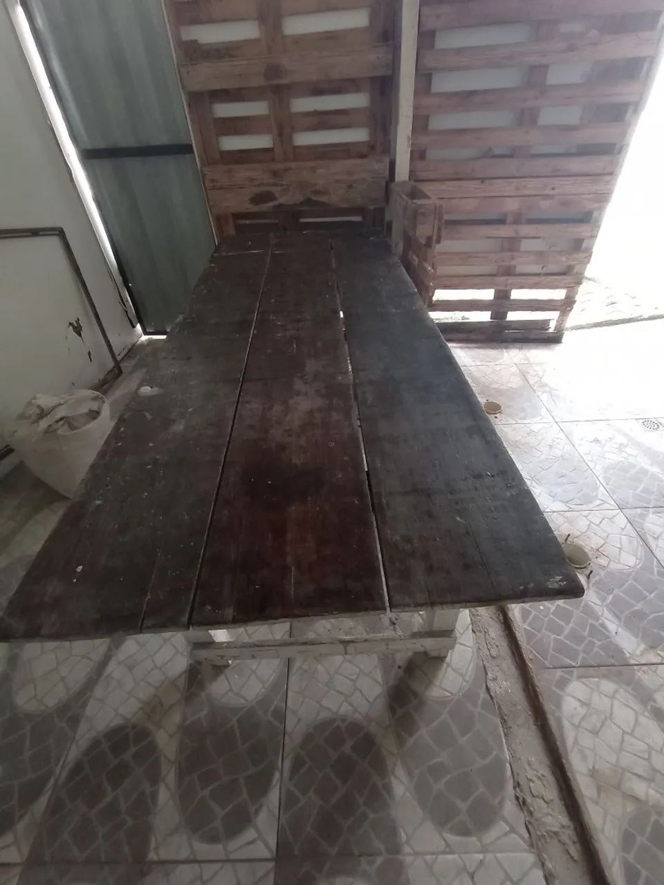 Mesa de madeira de demolição